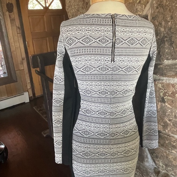 ❗️❗️SALE❗️❗️Sexy body con with 🎁 FREE earrings - Picture 3 of 5